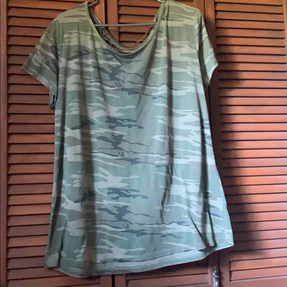 Camo slit back tee